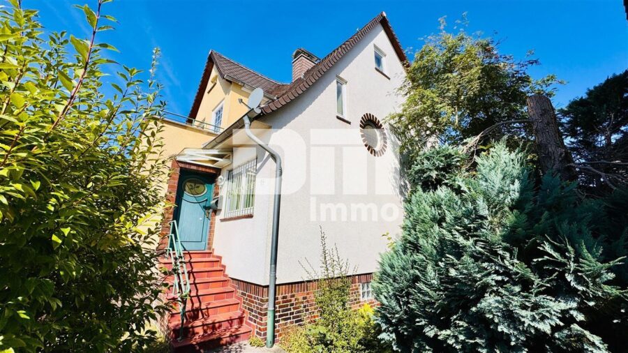 Gepflegtes Einfamilienhaus auf großem Grundstück mit Garage, Terrasse und Balkon - Seitenansicht
